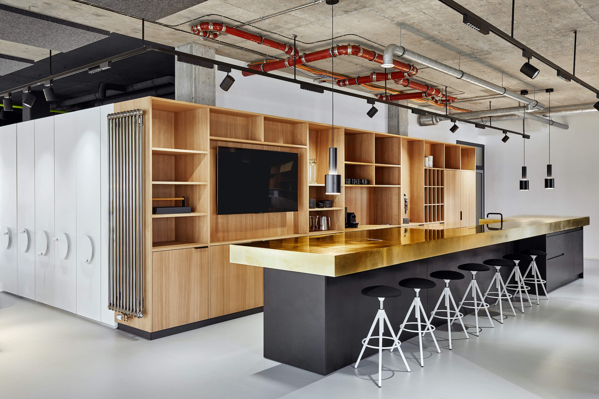 Küchentresen mit Messingarbeitsplatte, Hochschrank in Eiche 