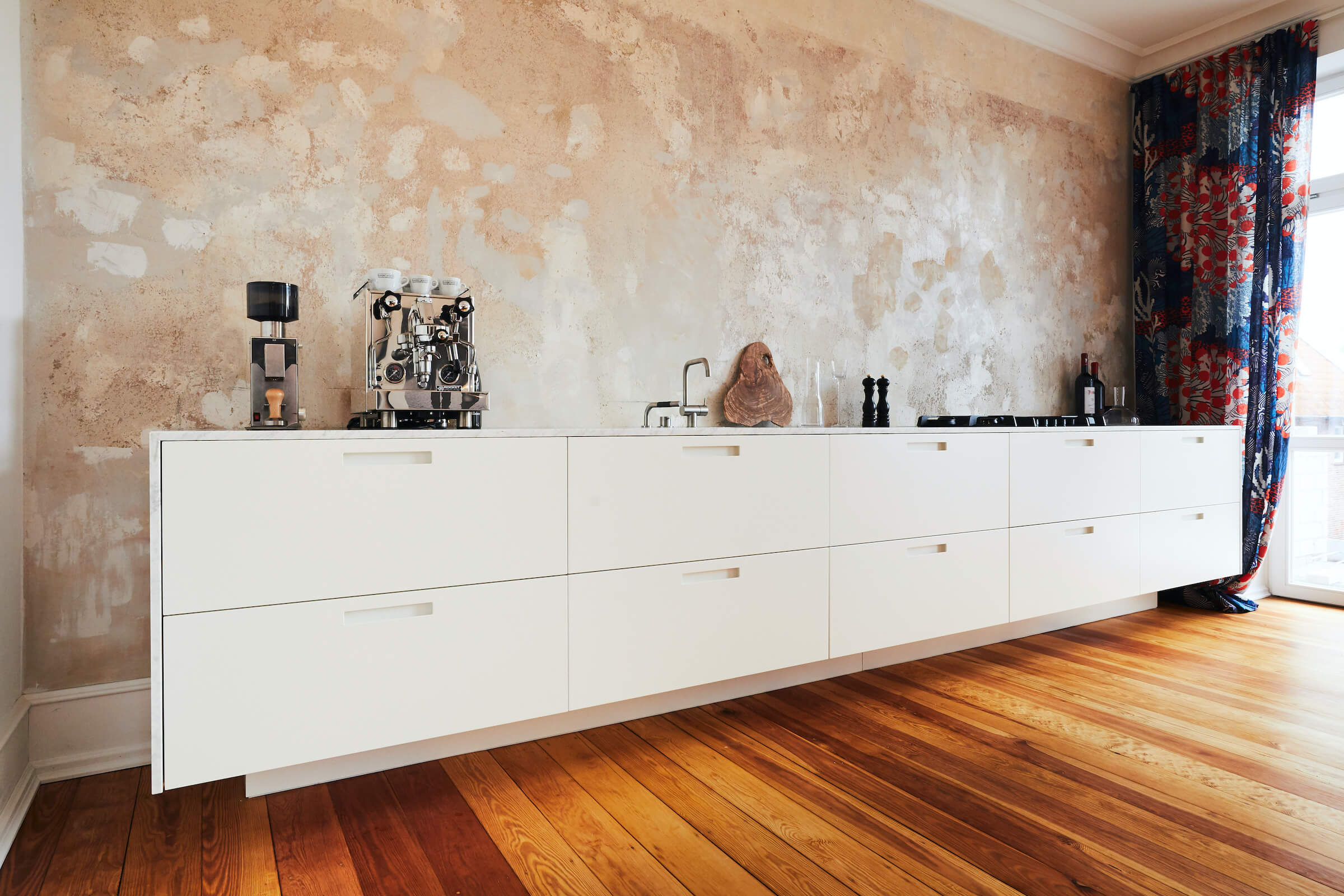 Küchenzeile mit schwebendem Charakter und Marmorarbeitsplatte