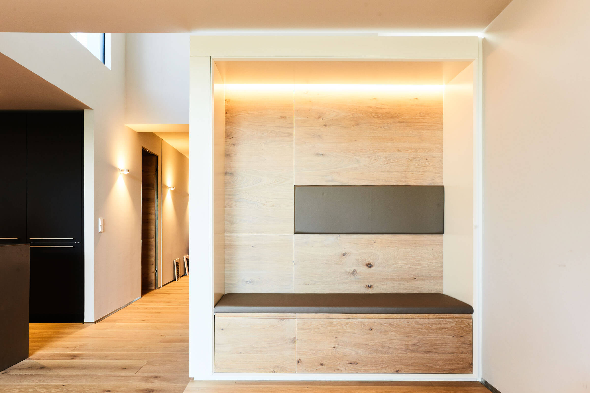 3 Seitiges Flurmöbel: Schuhbank in Eiche und Lederpolster