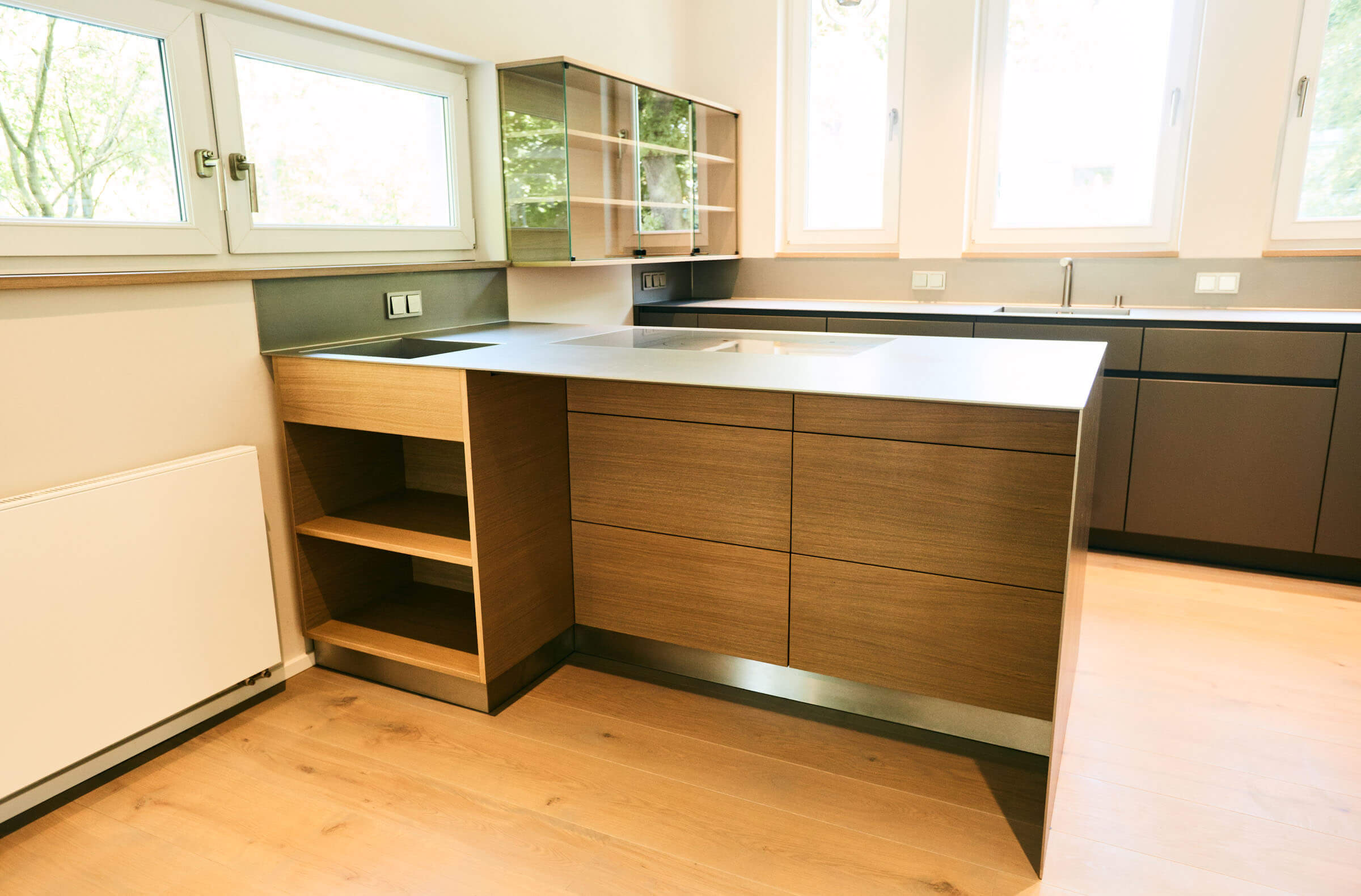 Küchenergänzung in Eiche furniert und Edelstahl