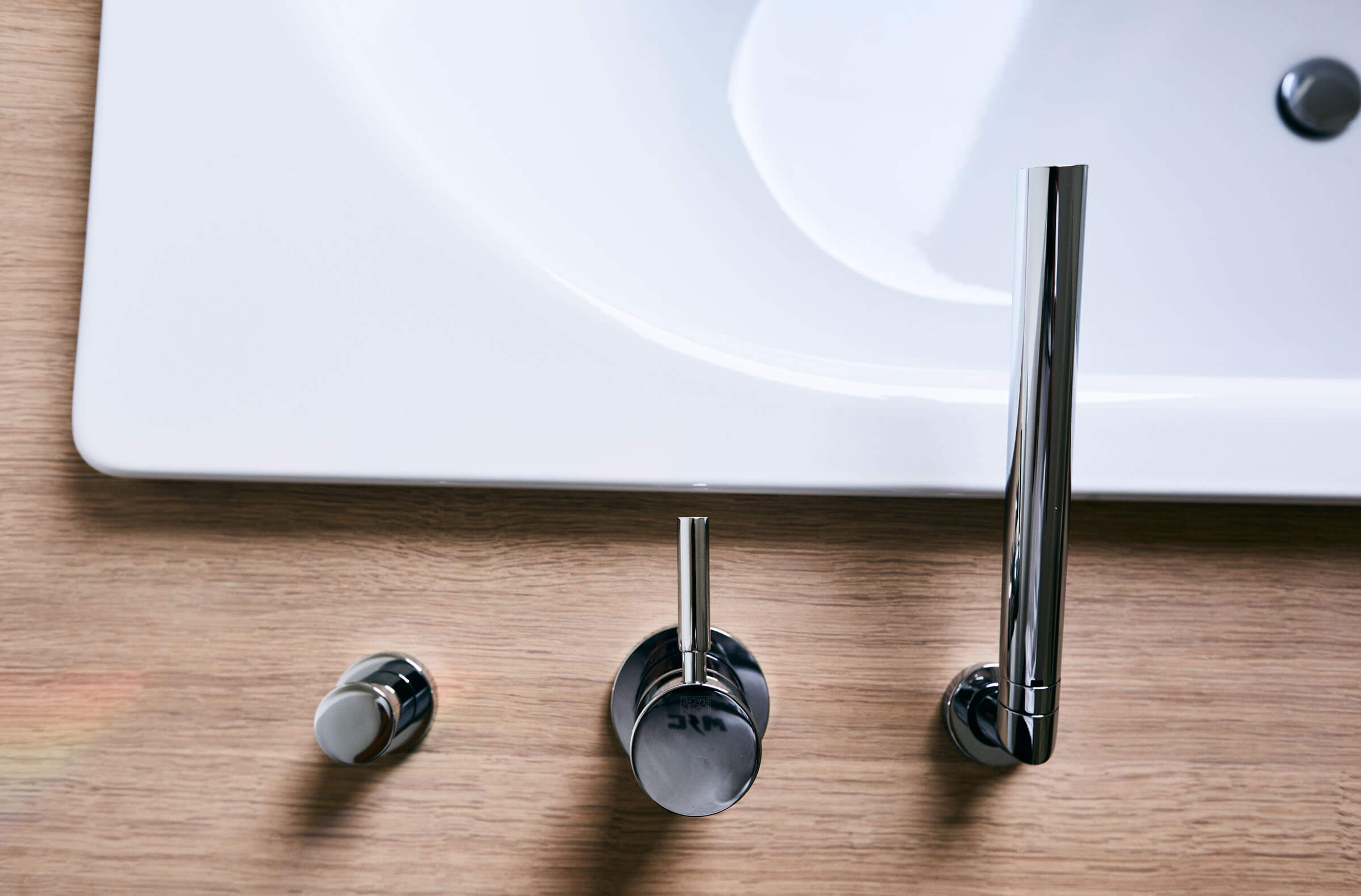 Dornbracht trifft massive Eiche