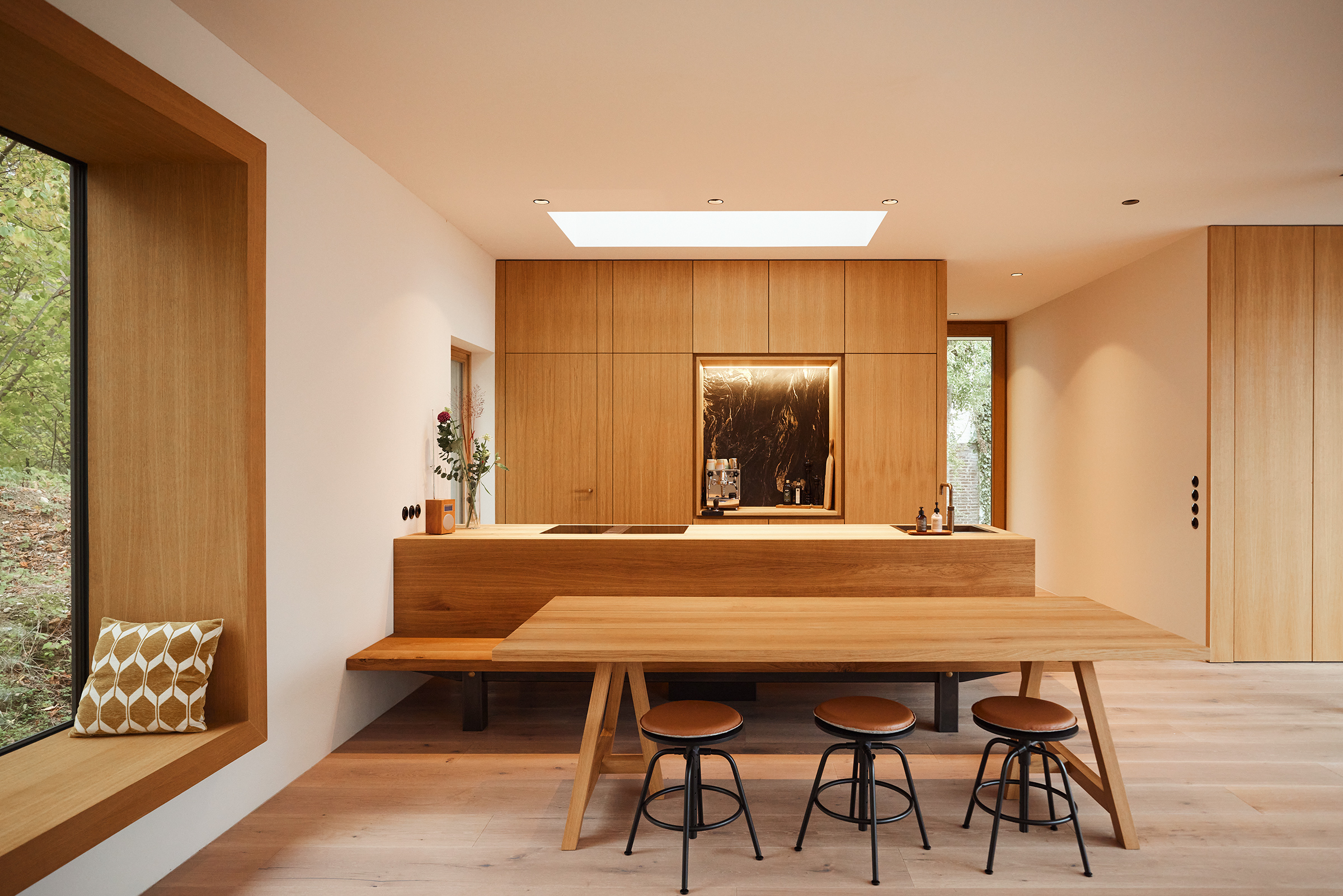 Kücheninsel mit Sitzbank in Eiche massiv und Gestell aus Schwarzstahl